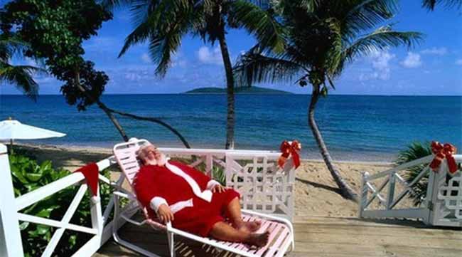 Санта Клаус на шезлонге возле моря
