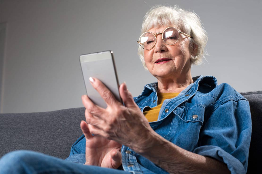 Мобільний телефон - чудовий подарунок для бабусі на Новий 2023 рік