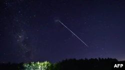 На цьому зображенні з експозицією в часі показано слід групи супутників SpaceX Starlink, що проходять над Уругваєм, приблизно за 185 км на північ від Монтевідео. 